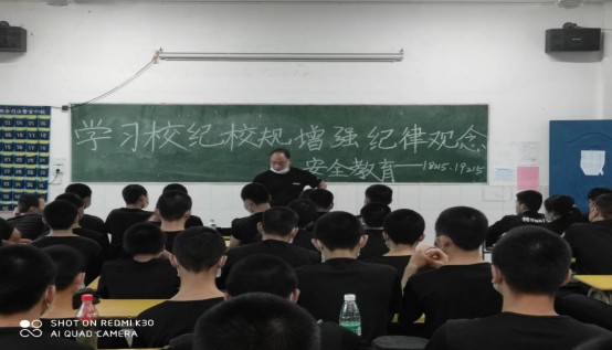 “学习校纪校规、增强纪律观念”主题队务会